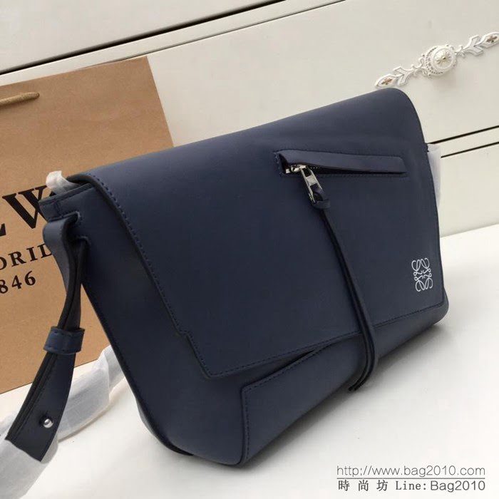 LOEWE羅意威 專櫃同步 經典百搭 明星同款 Military Messenger 信使包 0169 男女同款  jdl1023